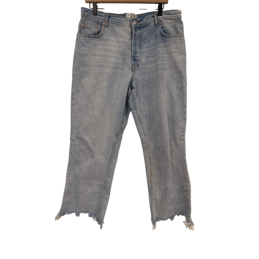 Free People We The Free Light Wash Frayed Hem Straight Leg Jeans Size 31